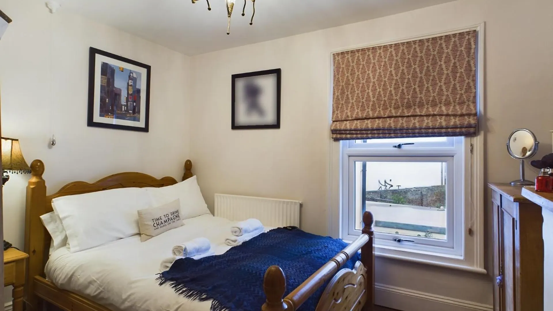 Bliss Nest Two Bed Central Wi-Fi Garden GLOUCESTERSHIRE Holiday home