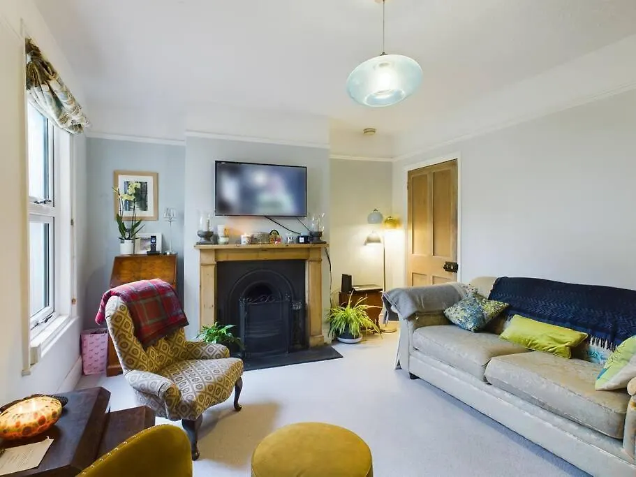 Bliss Nest Two Bed Central Wi-Fi Garden GLOUCESTERSHIRE Holiday home