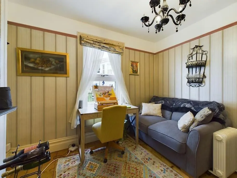 Bliss Nest Two Bed Central Wi-Fi Garden GLOUCESTERSHIRE 0*,